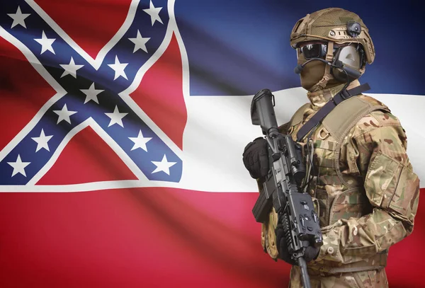Soldat i hjälm holding kulspruta med Usa statsflagga på bakgrunden-serien - Mississippi — Stockfoto