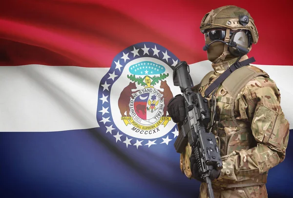 Soldaat in de helm holding machinegeweer met Usa vlag op de achtergrond de serie - Missouri — Stockfoto