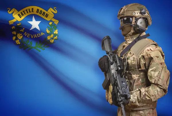 Soldado en casco con ametralladora con la bandera de estado de Estados Unidos en la serie de fondo - Nevada —  Fotos de Stock