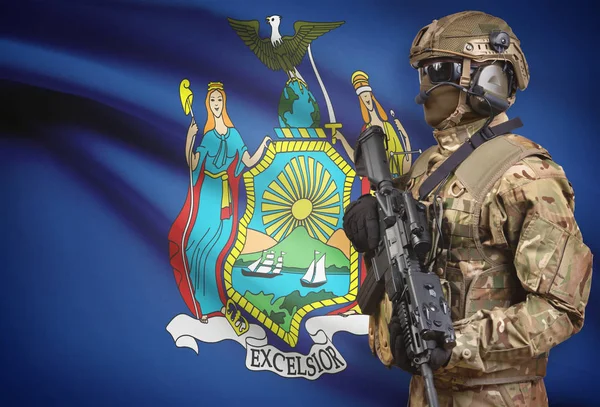 Солдат в шоломі, проведення кулемет з США державний прапор на тлі серії - Нью-Йорк — стокове фото