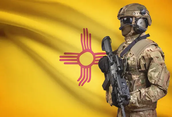 Soldat en casque tenant mitrailleuse avec indicateur d’État Usa série fond - Nouveau-Mexique — Photo