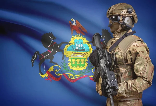 Soldier in helmet holding machine gun with USA state flag on background series - Pennsylvania — Stock Photo, Image