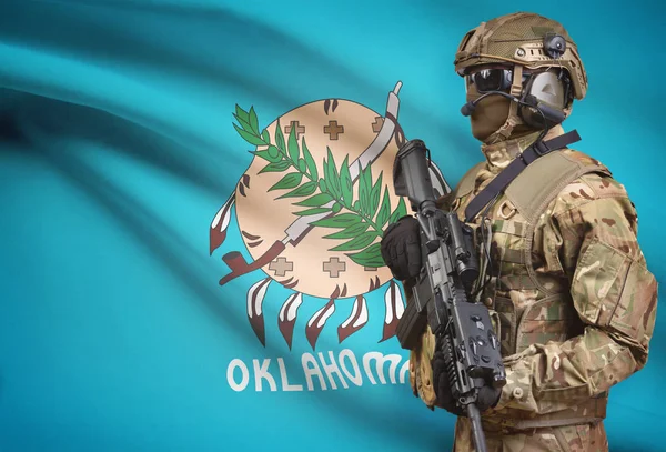 Soldado de capacete segurando uma metralhadora com sinalizador de estado de EUA na série de fundo - Oklahoma — Fotografia de Stock