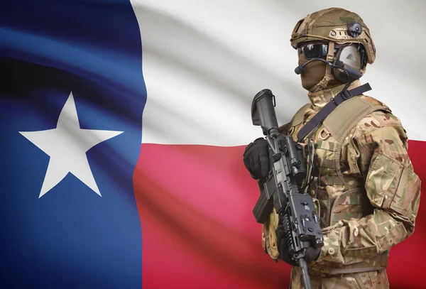 Soldat i hjälm holding kulspruta med Usa statsflagga på bakgrunden-serien - Texas — Stockfoto