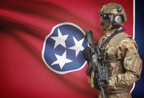 Soldado en casco con ametralladora con la bandera de estado de Estados Unidos en la serie de fondo - Tennessee —  Fotos de Stock