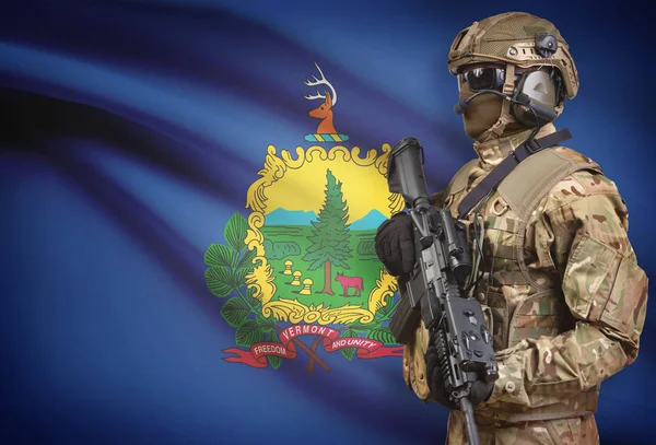 Soldat en casque tenant mitrailleuse avec indicateur d’État Usa série fond - Vermont — Photo