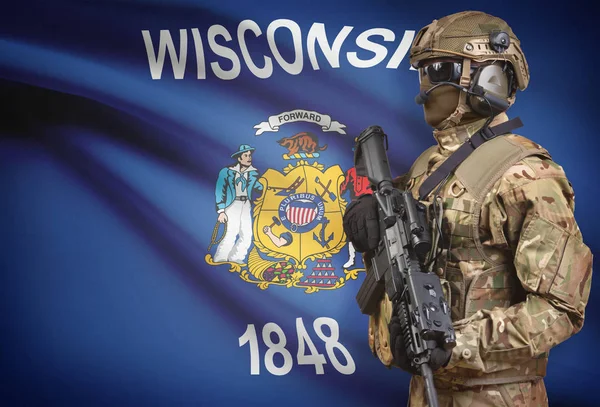 Soldier in helmet holding machine gun with USA state flag on background series - Wisconsin — Stock Photo, Image