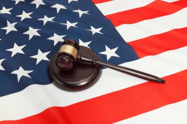 Bir yargıç tokmak ve ABD bayrağı üzerinde bir Duvarcı stüdyo çekim