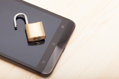 Smartphone ile bir kilidi kilit ele. Cep telefonu güvenlik ve veri koruma kavramı