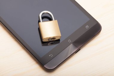 Smartphone ile ele küçük bir kilit. Cep telefonu güvenlik ve veri koruma kavramı