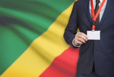 Arka plan - Kongo-Brazzaville üzerinde ulusal bayrakla bir ip üzerinde yaka kartı tutan işadamı