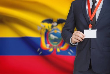 Arka plan - Ekvator üzerinde ulusal bayrakla bir ip üzerinde yaka kartı tutan işadamı