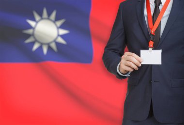 Arka plan - Tayvan - Çin Ulusal bayrakla işaretlenmiş olan bir ip üzerinde yaka kartı tutan işadamı