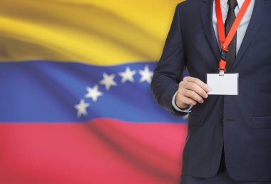 Arka plan - Venezuela Ulusal bayrakla bir ip üzerinde yaka kartı tutan işadamı