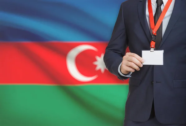 Biznesmen gospodarstwa karta identyfikator na smyczy z flagi narodowej na tle - Azerbejdżan — Zdjęcie stockowe