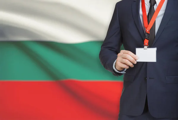 Biznesmen gospodarstwa karta identyfikator na smyczy z flagi narodowej na tle - Bułgaria — Zdjęcie stockowe