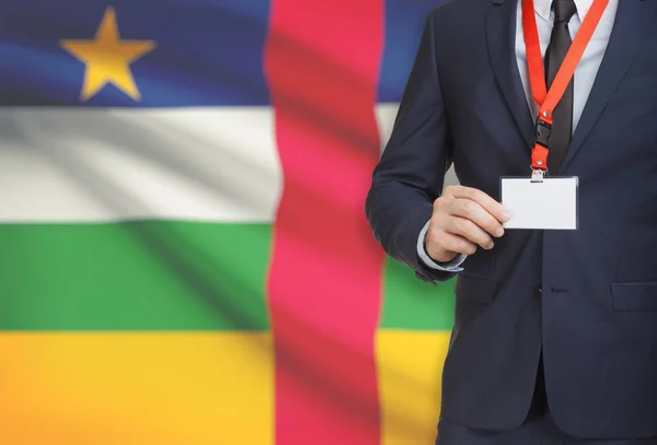 Geschäftsmann hält Namensschild Karte auf ein Schlüsselband mit einer Nationalflagge auf Hintergrund - Zentralafrikanische Republik — Stockfoto