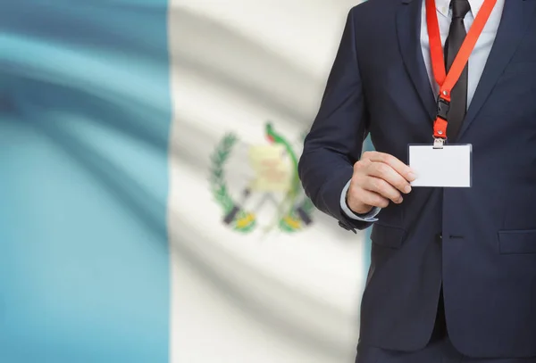 Geschäftsmann hält Namensschild Karte auf ein Schlüsselband mit einer Nationalflagge auf Hintergrund - Guatemala — Stockfoto