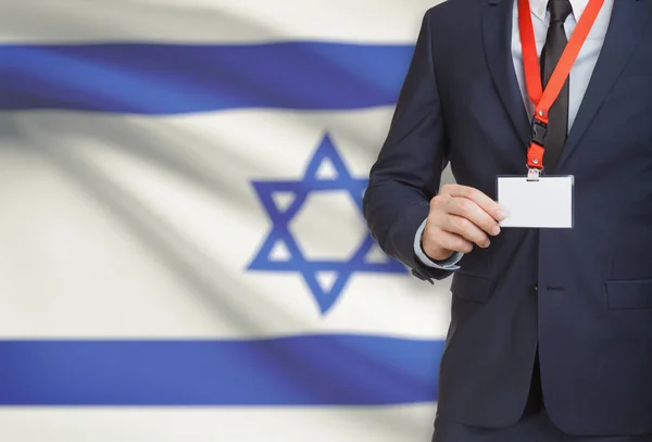 Geschäftsmann hält Namensschild Karte auf ein Schlüsselband mit einer Nationalflagge auf Hintergrund - Israel — Stockfoto