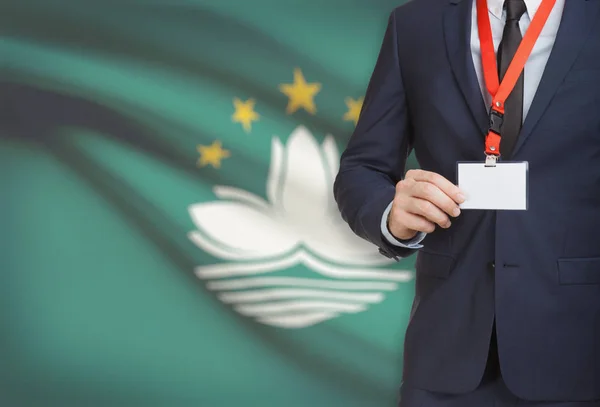 Geschäftsmann hält Namensschild Karte auf ein Schlüsselband mit einer Nationalflagge auf Hintergrund - Macau — Stockfoto