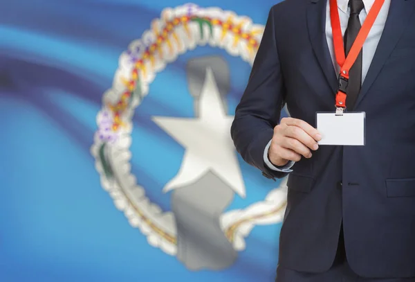 Geschäftsmann hält Namensschild Karte auf ein Schlüsselband mit einer Nationalflagge auf Hintergrund - Nördliche Marianen — Stockfoto