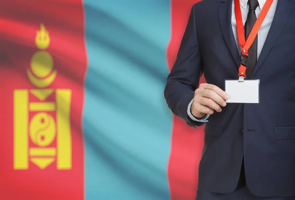 Geschäftsmann hält Namensschild Karte auf ein Schlüsselband mit einer Nationalflagge auf Hintergrund - Mongolei — Stockfoto
