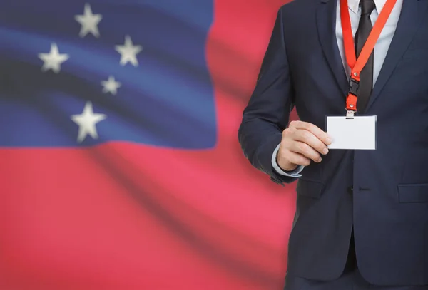 Zakenman kaart naambadge te houden op een lanyard met een nationale vlag op de achtergrond - Samoa — Stockfoto