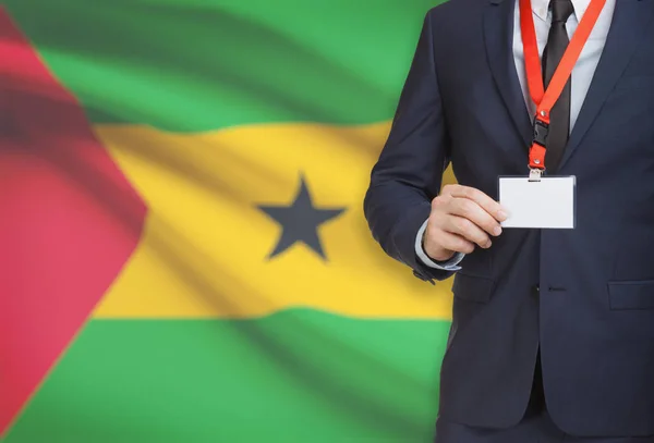 Empresário, segurando o distintivo de cartão nome em uma corda com uma bandeira nacional no plano de fundo - são Tomé e Príncipe — Fotografia de Stock