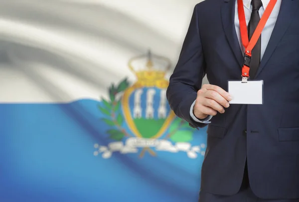 Geschäftsmann hält Namensschild Karte auf ein Schlüsselband mit einer Nationalflagge auf Hintergrund - San Marino — Stockfoto