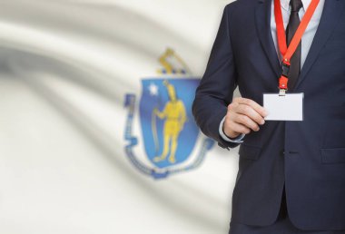 Arka plan - Massachusetts ABD devlet bayrağı ile bir ip üzerinde işadamı holding rozet