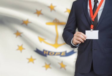 ABD devlet bayrağı arka plan - Rhode Island üzerinde bir ip üzerinde işadamı holding rozet