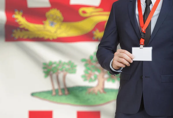 Geschäftsmann Holding Abzeichen auf ein Schlüsselband mit kanadischen Provinz Flagge auf Hintergrund - Prince-Edward-Insel — Stockfoto