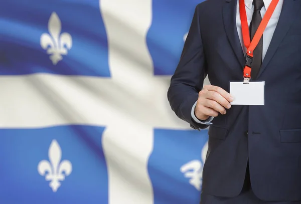 Επιχειρηματίας εκμετάλλευση σήμα σε ένα κορδόνι με καναδική επαρχία σημαία στο φόντο - Κεμπέκ — Φωτογραφία Αρχείου