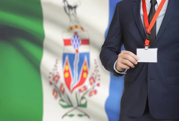 Insigne du holding homme d’affaires sur une longe avec le drapeau de la province canadienne sur fond - Yukon — Photo