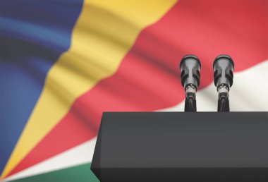 Minber ve iki adet mikrofon ile arka planda - Seyşeller ulusal bayrak