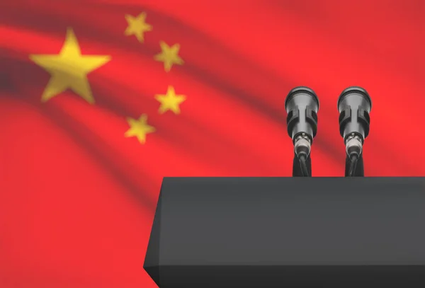 Кафедри і два мікрофони з національного прапора на фоні - Китай — стокове фото