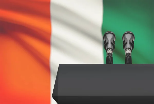 Balcon avant et deux microphones avec un drapeau national sur fond - Côte d’Ivoire — Photo