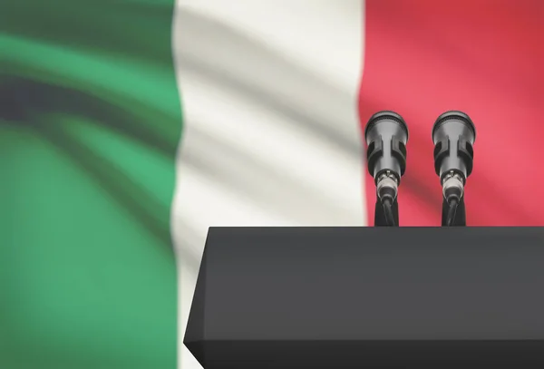 Balcon avant et deux microphones avec un drapeau national sur fond - Italie — Photo