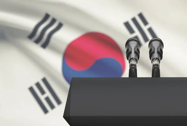 Άμβωνας και δύο μικρόφωνα με μια εθνική σημαία σε φόντο - Νότια Κορέα — Φωτογραφία Αρχείου