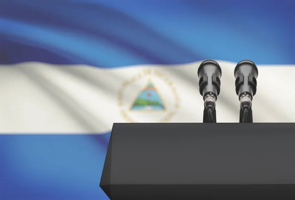 Balcon avant et deux microphones avec un drapeau national sur fond - Nicaragua — Photo