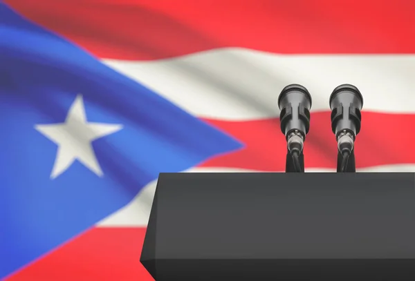 Balcon avant et deux microphones avec un drapeau national sur fond - Puerto Rico — Photo
