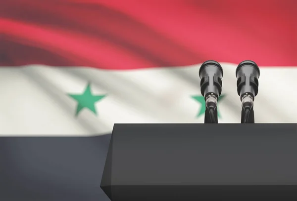 Balcon avant et deux microphones avec un drapeau national sur fond - Syrie — Photo