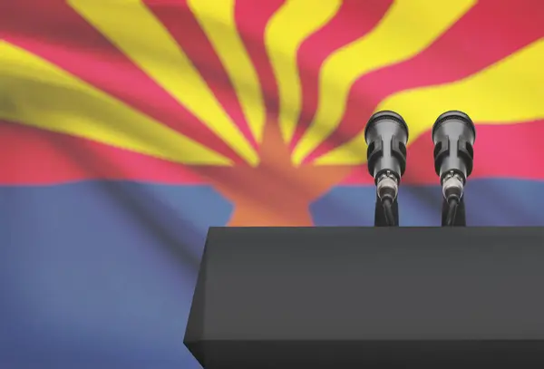 Амвон и два микрофона с государственным флагом США на фоне - Аризона — стоковое фото