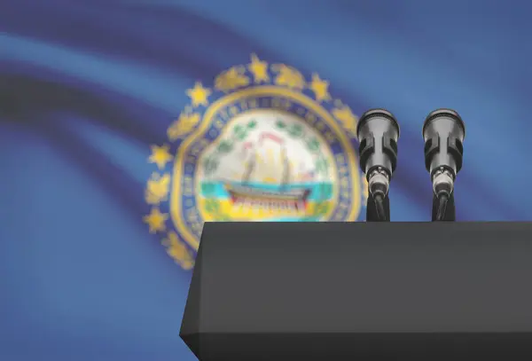 Predikstolen och två mikrofoner med Usa statsflagga på bakgrunden - New Hampshire — Stockfoto