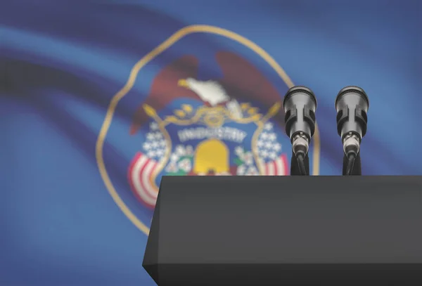 Púlpito y dos micrófonos con la bandera de estado de Estados Unidos en el fondo - Utah —  Fotos de Stock