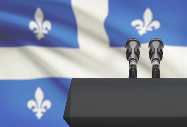 Kazatelna a dva mikrofony s kanadské provincie vlajky na pozadí - Quebec — Stock fotografie