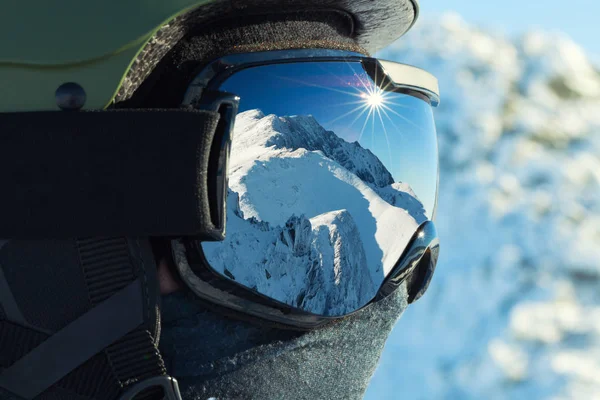 Close-up shot van Skibrillen met weerspiegeling van gesneeuwde bergen in het — Stockfoto