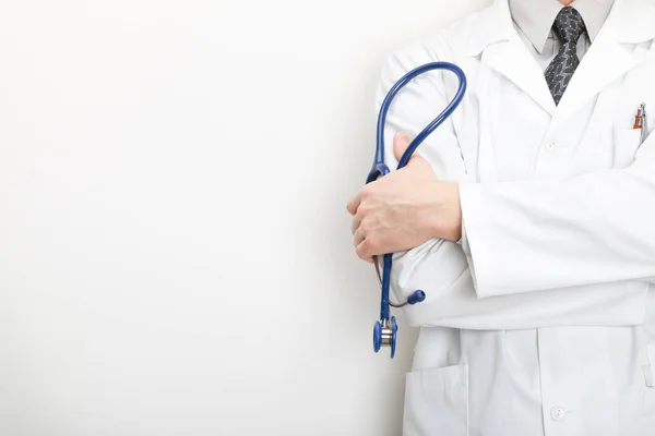 Médico, segurando um estetoscópio na mão — Fotografia de Stock