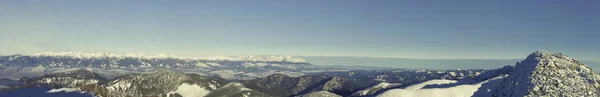 Panoramatický pohled z hory Chopok jasná Resort, Slovensko. Filtrovaný obraz: kříž zpracované vintage efekt. — Stock fotografie