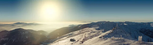 从亚斯纳滑雪胜地，斯洛伐克南部 Chopok 山的全景视图。已过滤的图像︰ 交叉处理老式的影响. — 图库照片